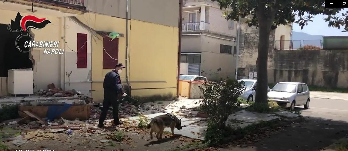 Nasconde droga tra casa ed auto, arrestato