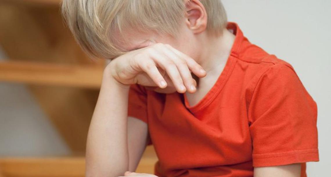 Schiaffi e insulti agli alunni, maestra sospesa