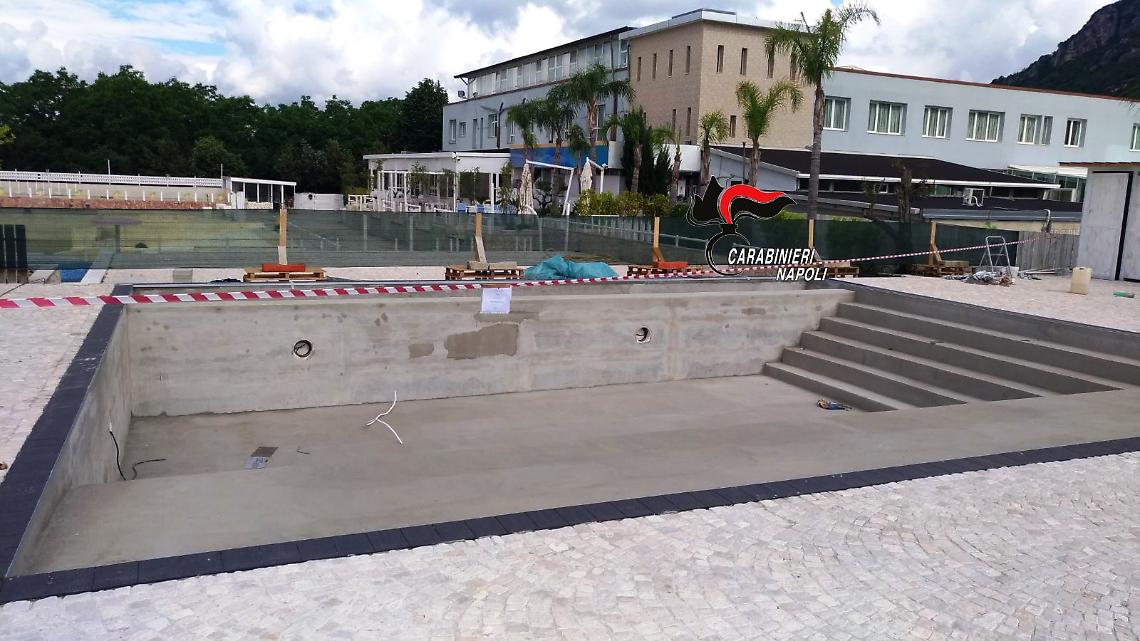 Piscine e scivoli abusivi in hotel, denunciato albergatore