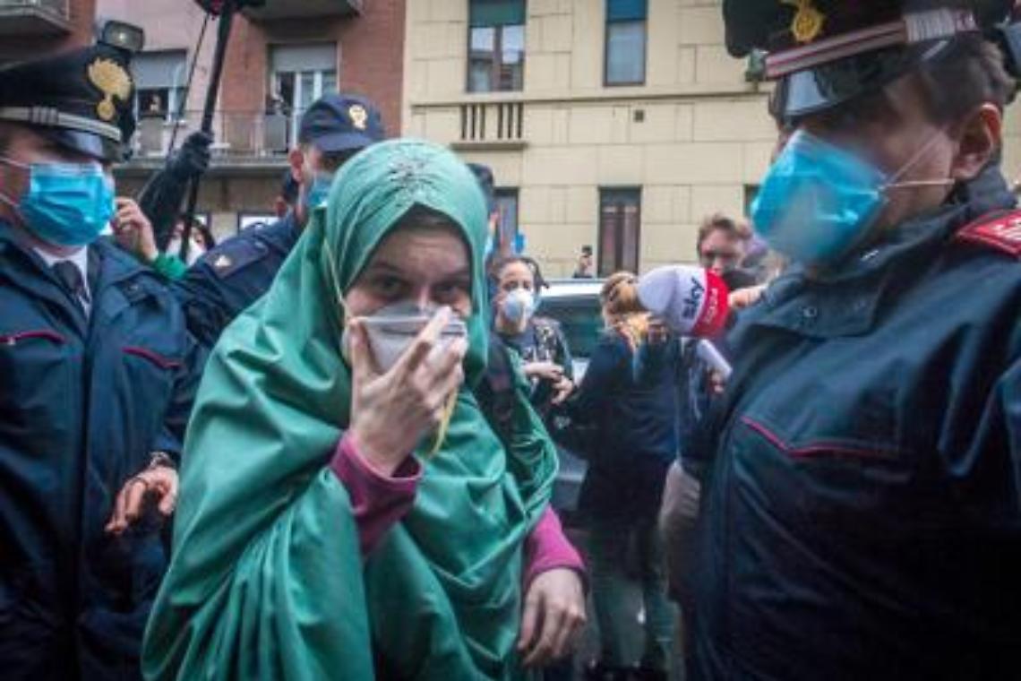 Silvia Romano è a casa, l'abbraccio di Milano