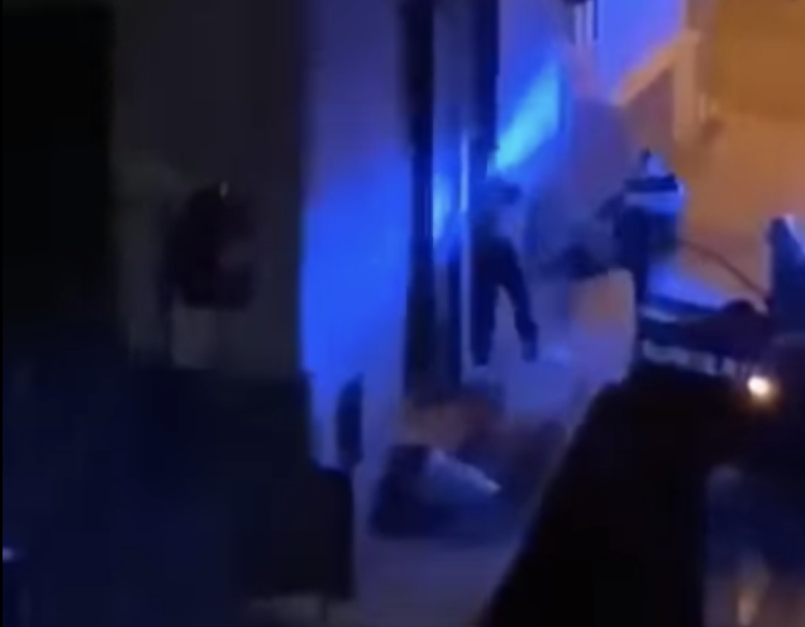 Carabiniere prende a calci un ragazzo, video sui social