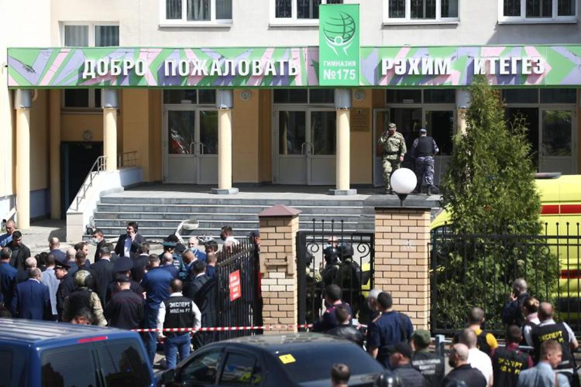 Sparatoria in una scuola: 11 morti 