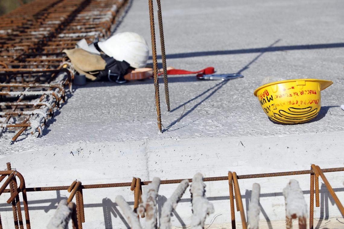 Cade dal tetto della piscina comunale, grave operaio