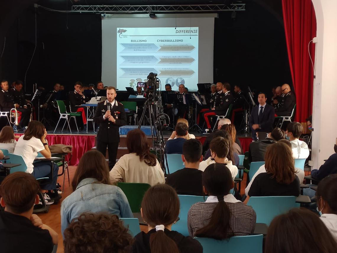 Cyberbullismo, carabinieri incontrano gli studenti di Forcella