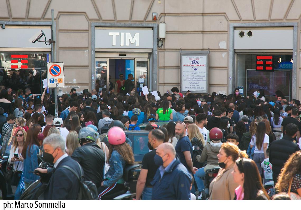 Folla di ragazzini al Vomero per i protagonisti di “Amici"