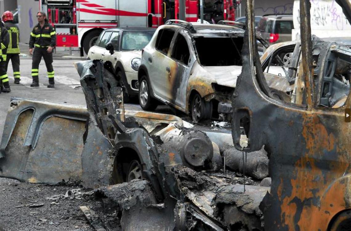 Milano, esplosione a Porta Romana: auto a fuoco, oltre 200 evacuati
