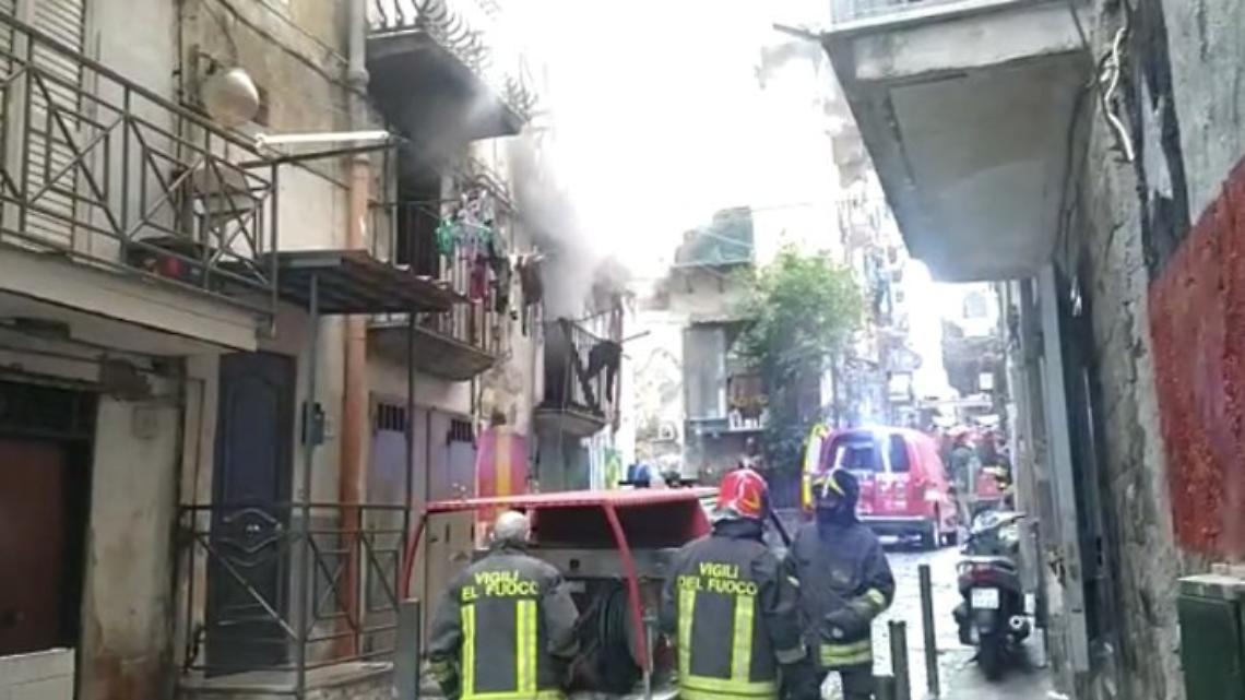 Fiamme nel palazzo, evacuate 50 persone