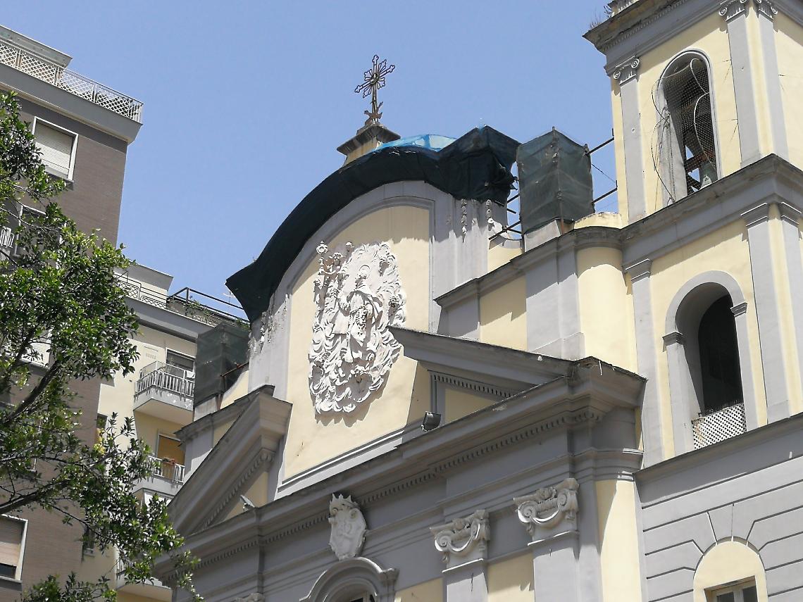 Chiesa di San Pasquale a Chiaia, cede pezzo di cornicione