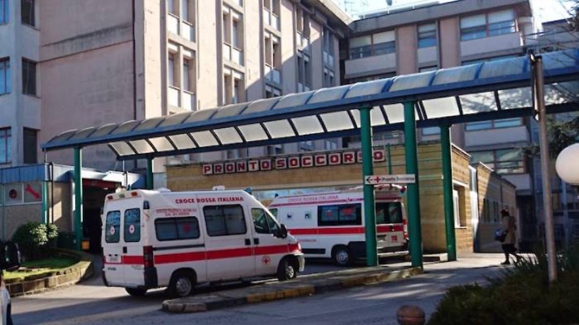 Benevento, lei vuole calmarlo con un bacio: lui le stacca il labbro a morsi