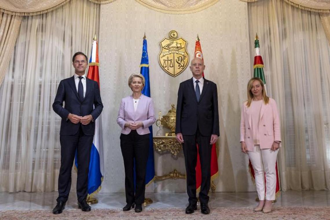 Migranti, Von der Leyen, Meloni e Rutte in Tunisia: «Aiuti per 150 milioni»