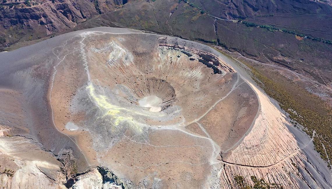 Vesuvio, turista caduto nel cratere: salvato dalle guide