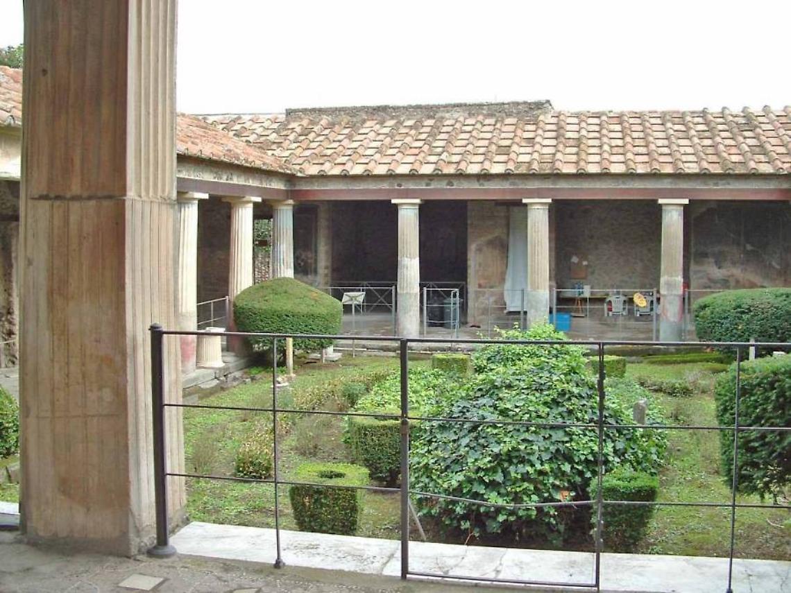 Voleva comprare un IPhone e ruba un reperto agli Scavi di Pompei