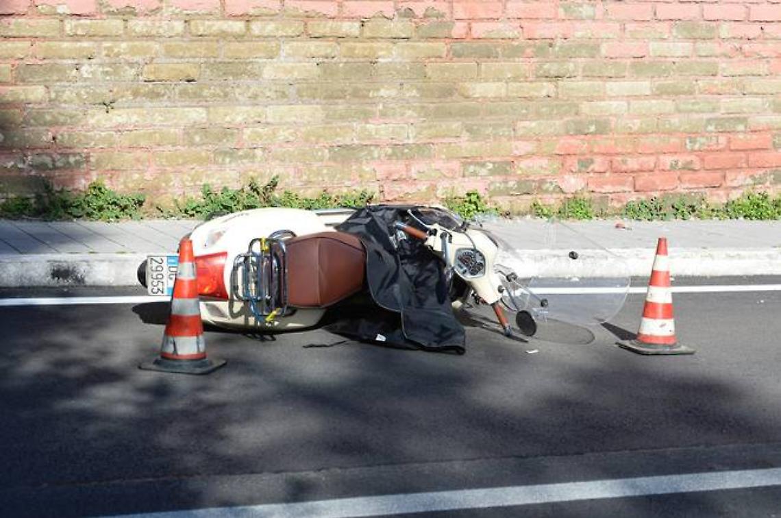 Con lo scooter contro l'auto, grave un giovane: aveva cocaina negli slip