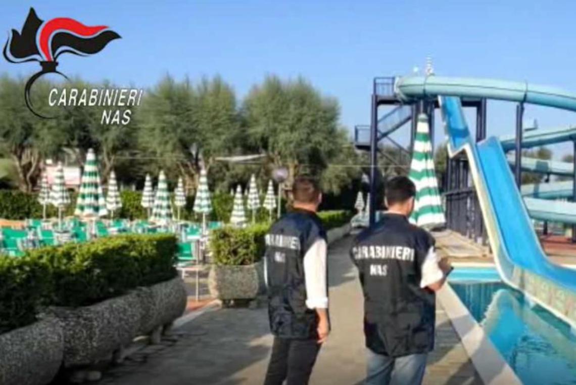 Piscine piene di batteri, chiusi 10 parchi acquatici