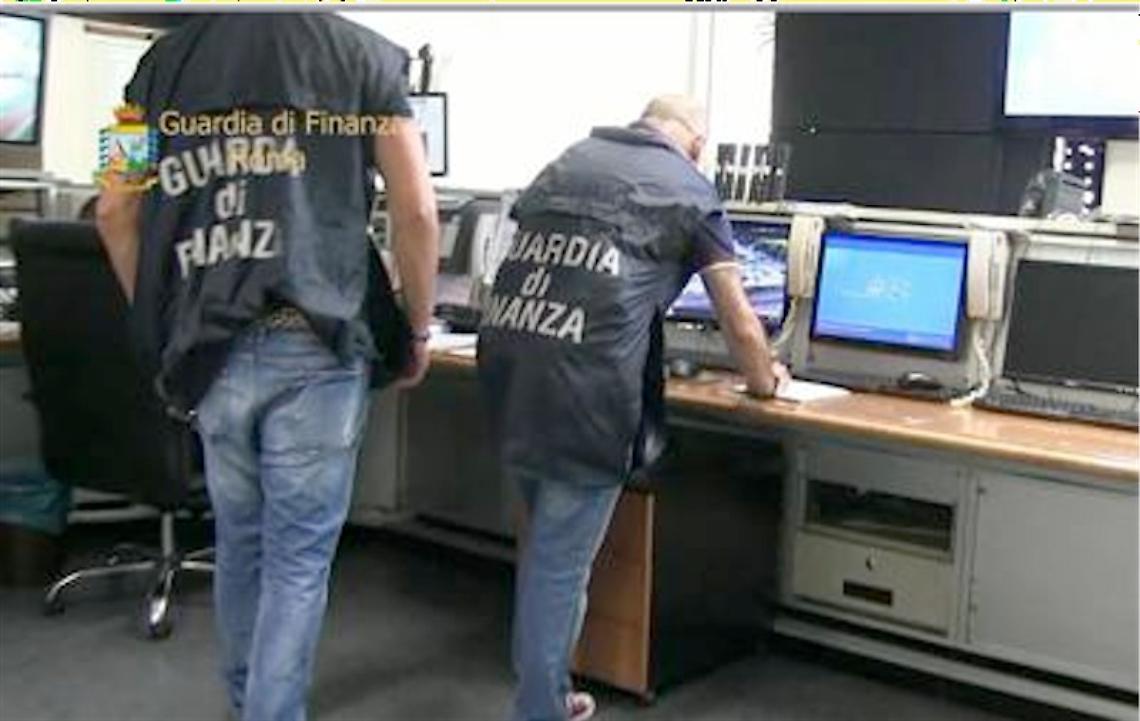 Impiegato di banca ruba soldi ai clienti