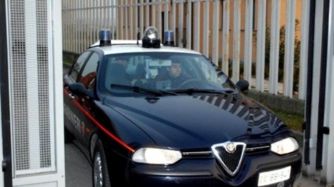 Pedinava vittima con gps sull'auto, arrestato
