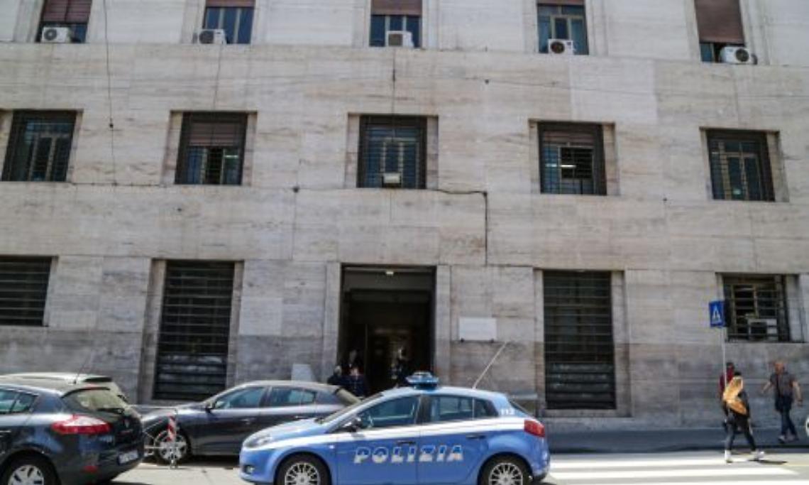 Molotov contro la polizia in via Medina: arrestato 29enne
