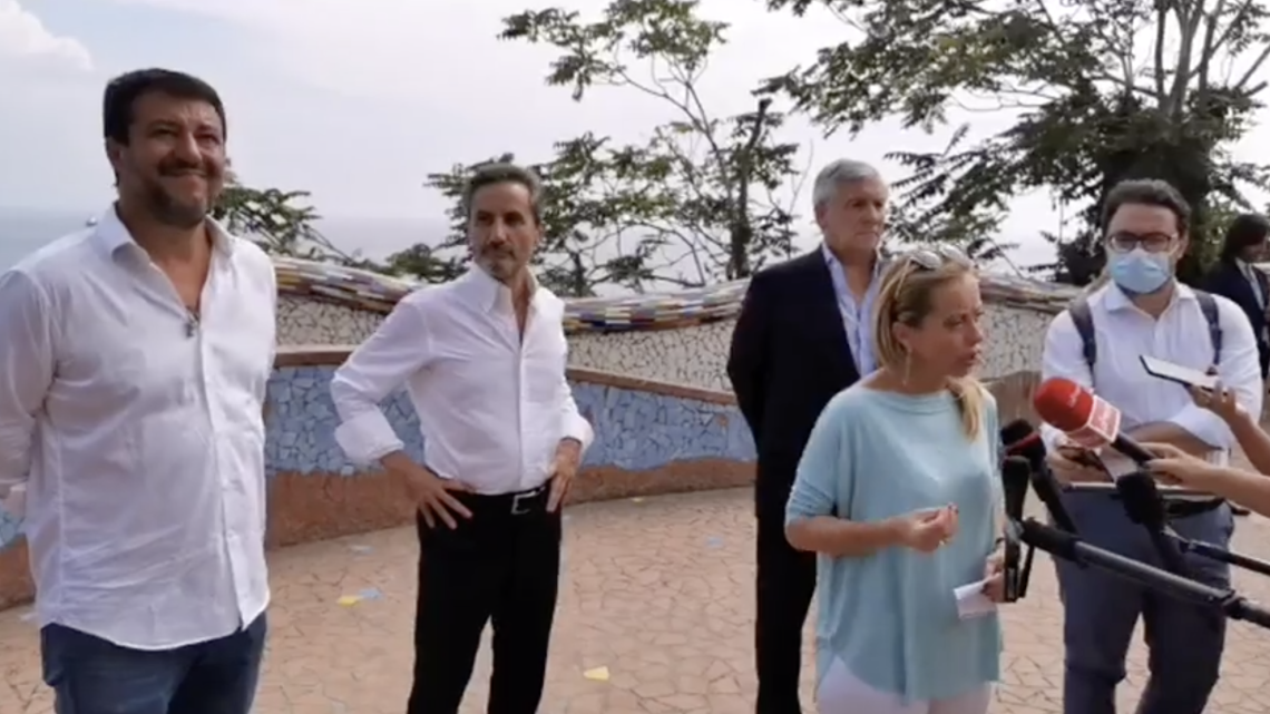 Salvini in Campania, contestazioni durante comizio a Torre del Greco
