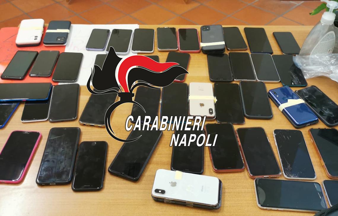Nello zaino 55 telefoni, molti erano rubati