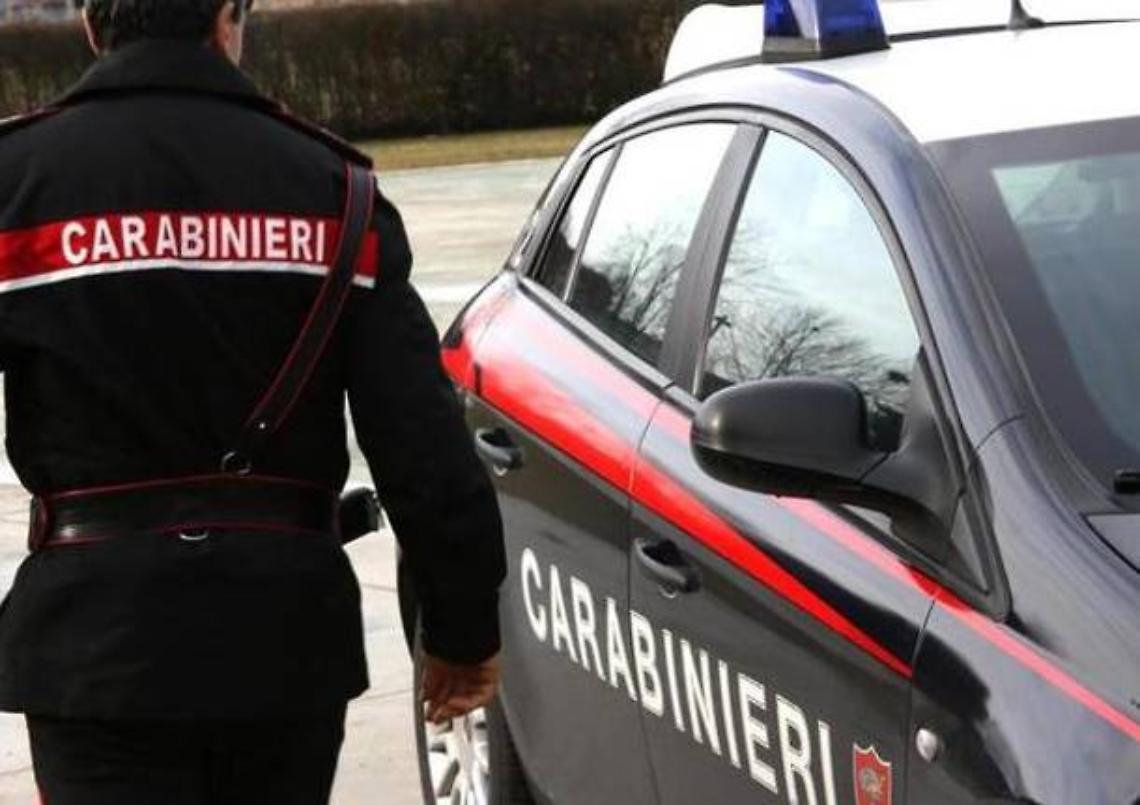 Rapina con spranghe e coltelli, traditi da telecamere: denunciati