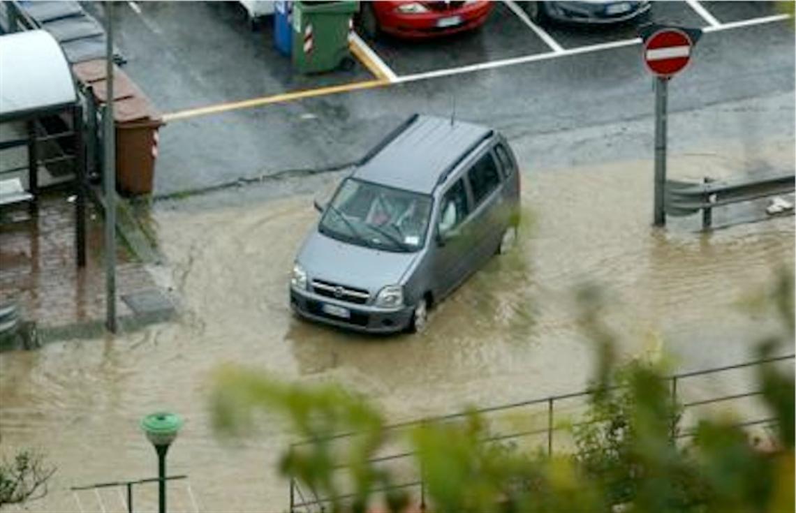 Maltempo, a Castellammare <br>due automobilisti salvati <br>dai pompieri