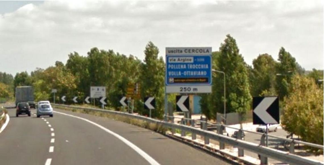 Fora una gomma, esce dall'auto e viene ucciso da un'auto in corsa