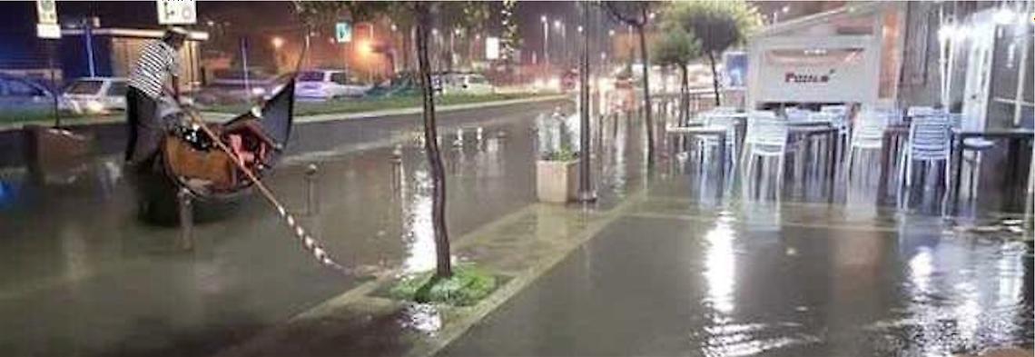 A Pozzuoli come a Venezia: il gondoliere nelle strade allagate