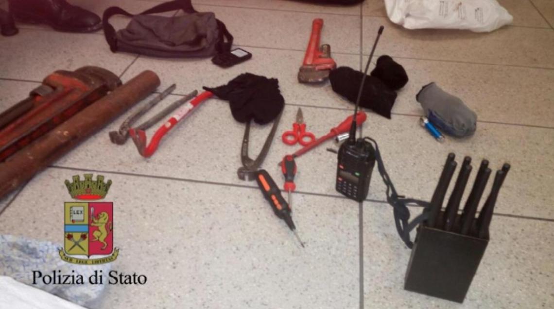 Metropolitana di piazza Cavour, sequestrato borsone con attrezzi
