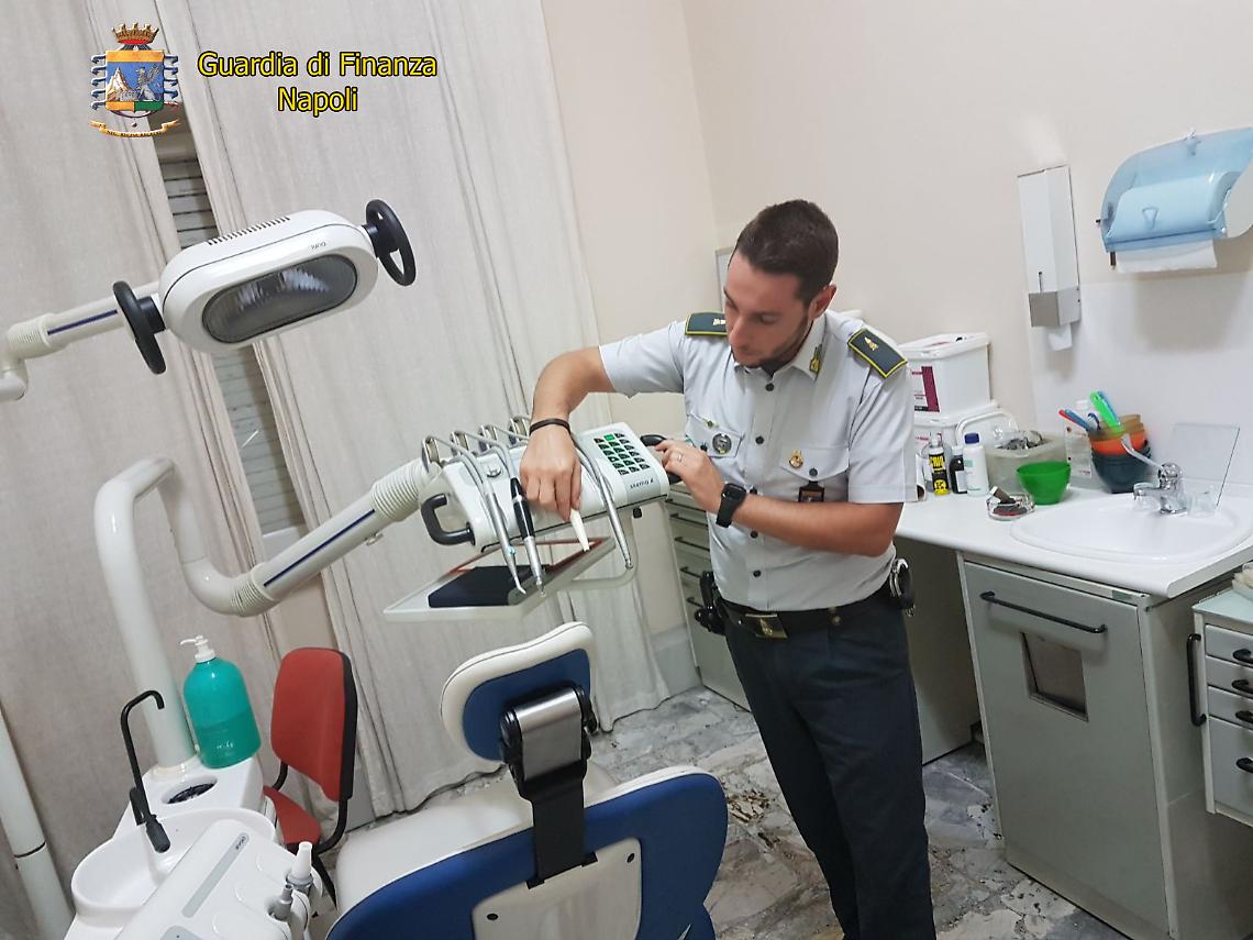 Scoperto falso dentista a Napoli: praticava interventi ma non era laureato