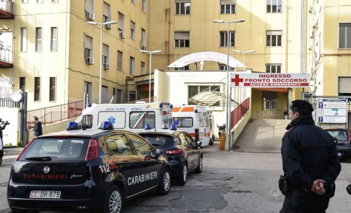 Spari in pieno giorno al Mercato, panettiere ferito a una gamba davanti al negozio