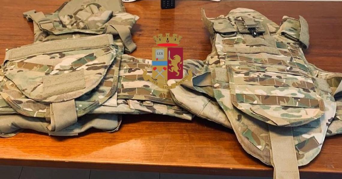 Giubbotti antiproiettili recuperati dalla polizia a Pianura