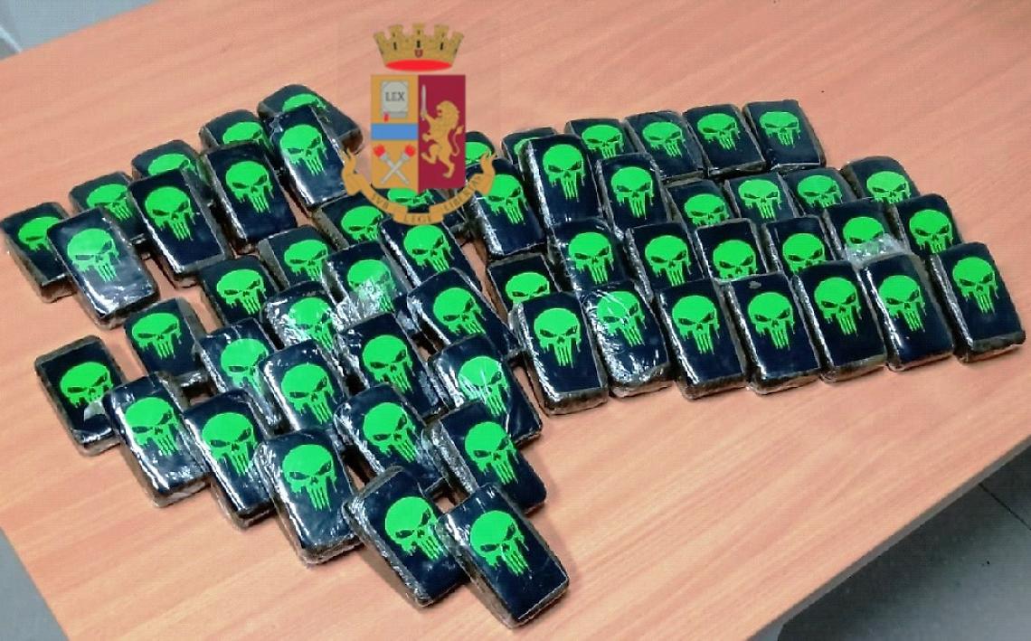 Salita Capodimonte, droga nascosta in un terreno abbandonato