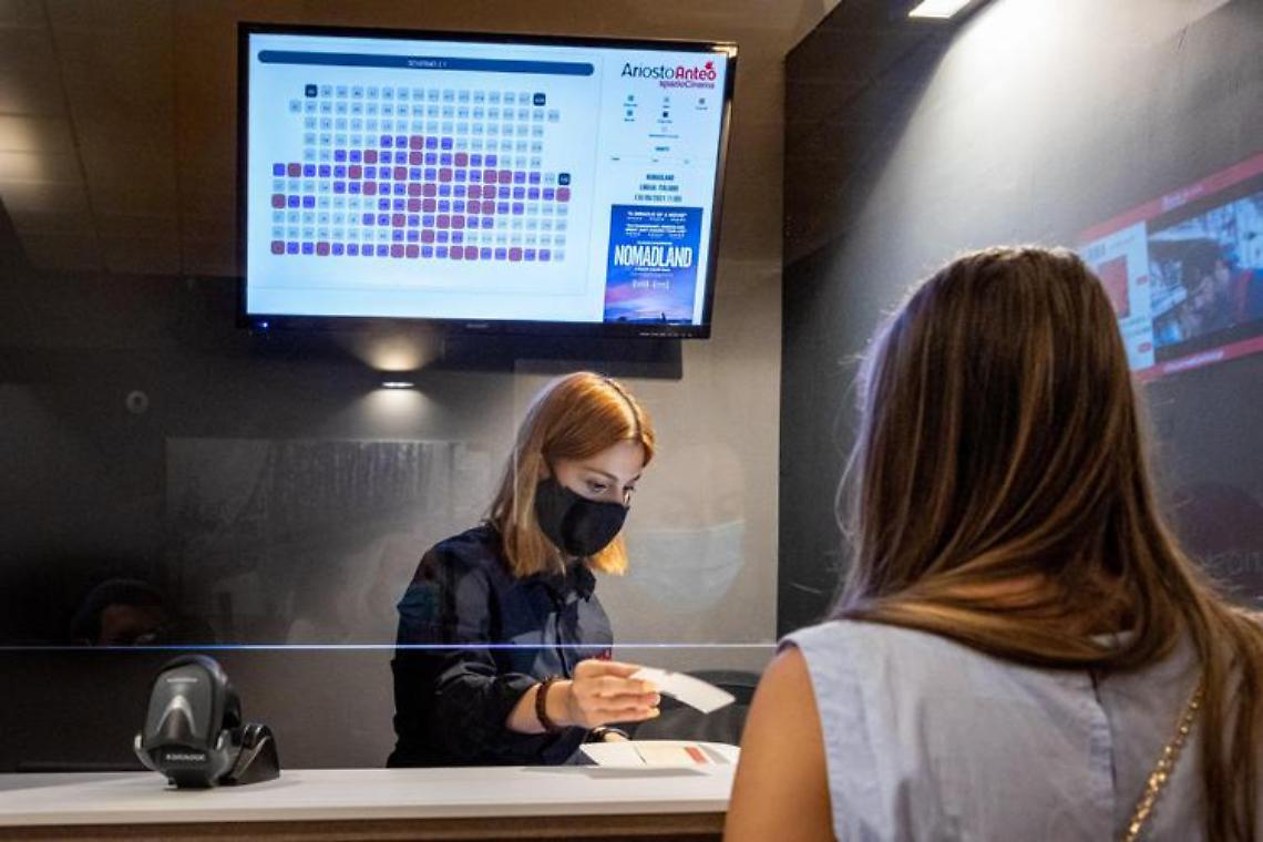 Cinema, teatri e discoteche: da oggi nuove regole per capienze e riaperture