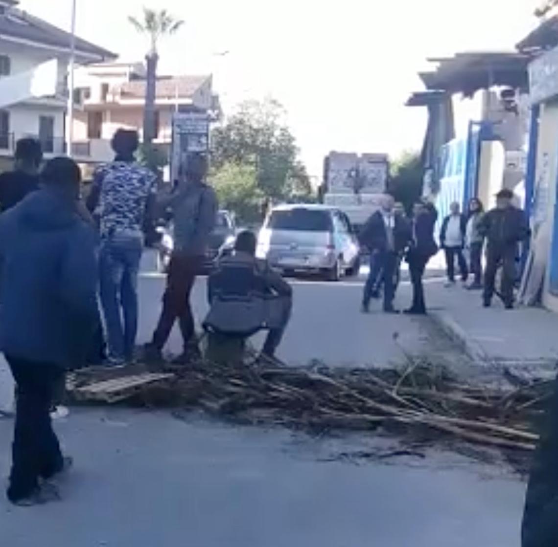 Rivolta al centro accoglienza: immigrato dà fuoco alla stanza, socio del Consorzio gli spara: è grave