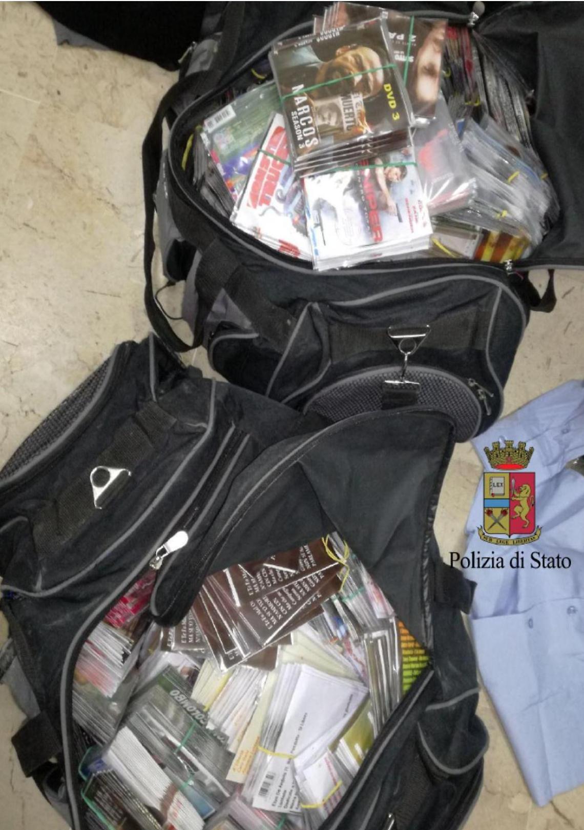 Scoperto il deposito del falso: sequestrati 400 vestiti e oltre 11mila cd e dvd