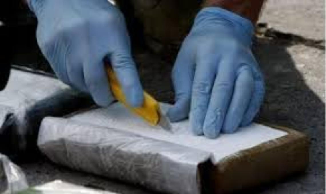 Panetti di cocaina pura nella tappezzeria e sotto i sedili dell'auto