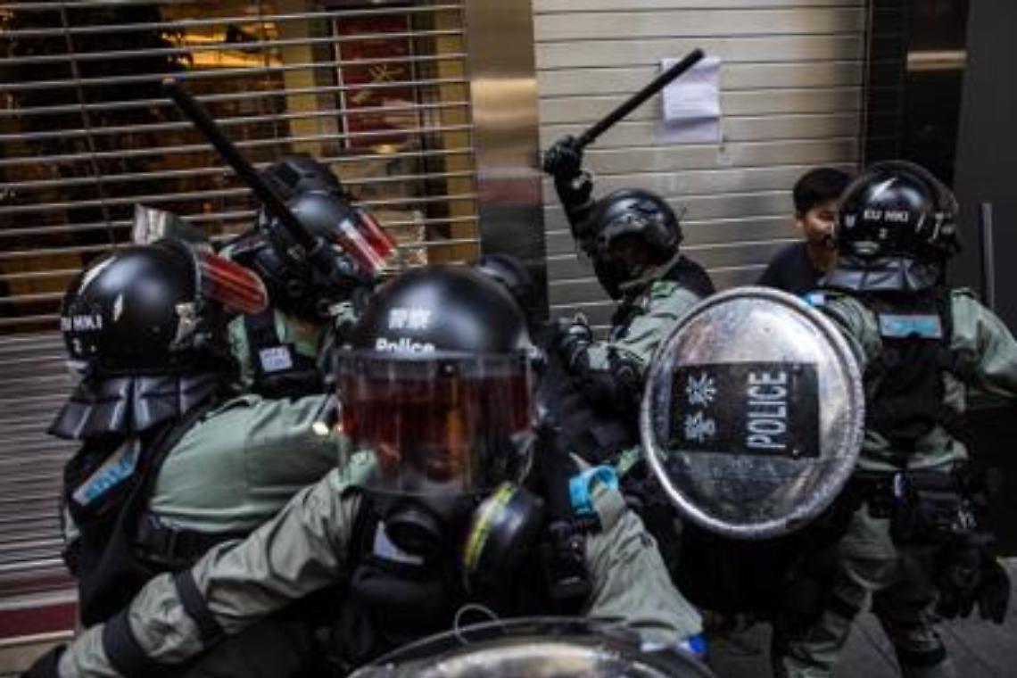 Hong Kong, sostenitore Pechino dato alle fiamme
