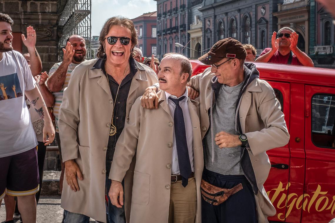 Un “Ghostbuster” all’ombra del Vesuvio: brividi e risate in "Sono solo fantasmi" con De Sica, Buccirosso e Tognazzi