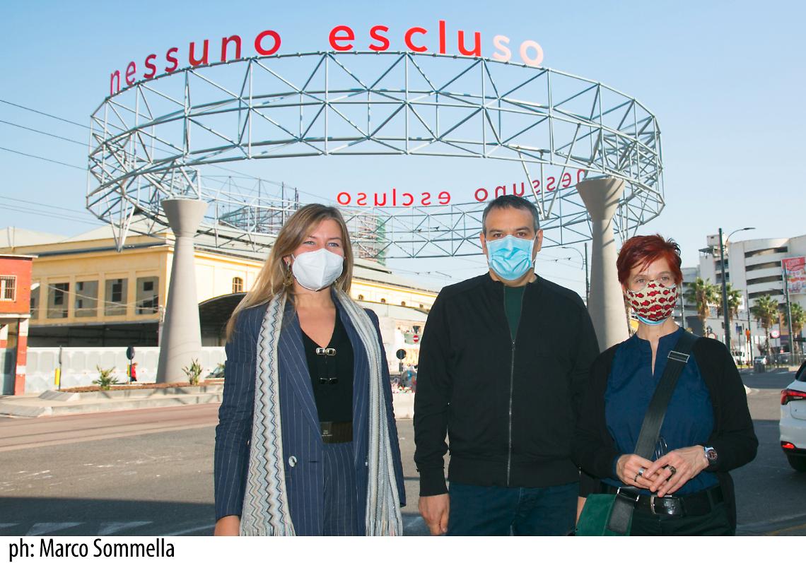 "Nessuno escluso", l'opera di Bianco Valente installata in via Marina