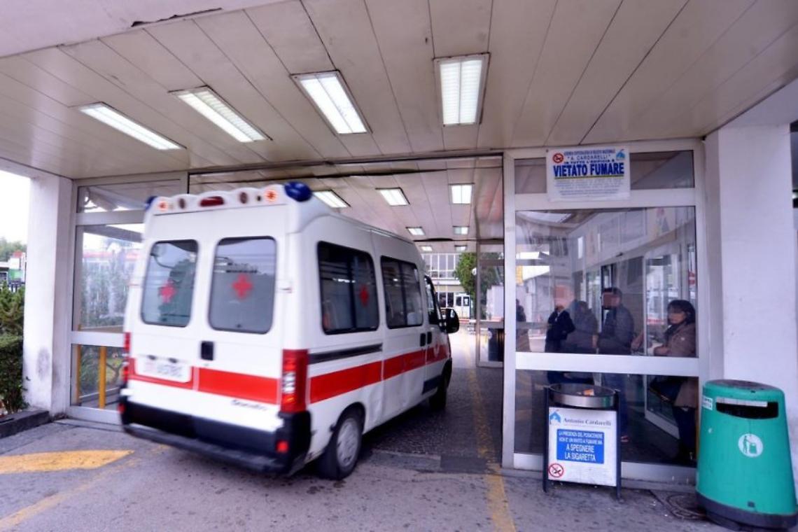 Paziente morto nel bagno del Cardarelli, video choc sul web. Longo: «Atto deprecabile, avviata indagine interna»