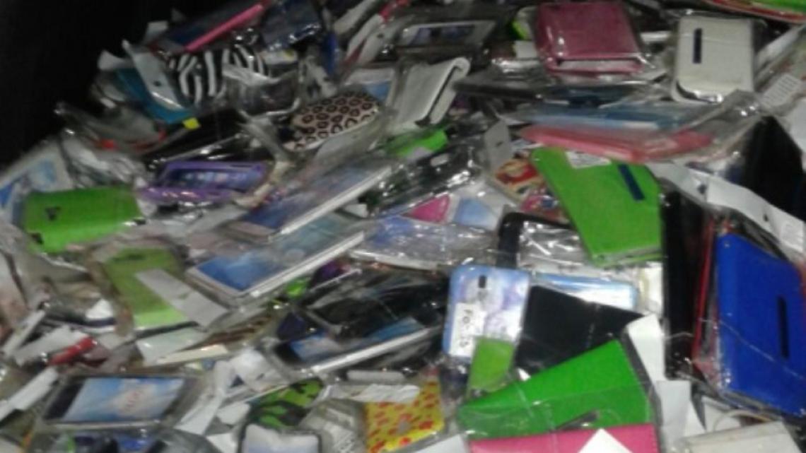 Aveva 25mila cover contraffatte, denunciato 30enne della Sanità