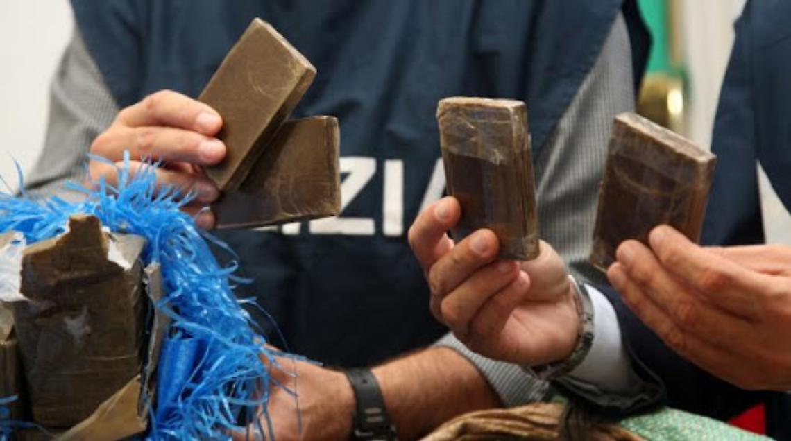 Quaranta panetti di hashish nella borsa del "delivery": presi coppia e complice
