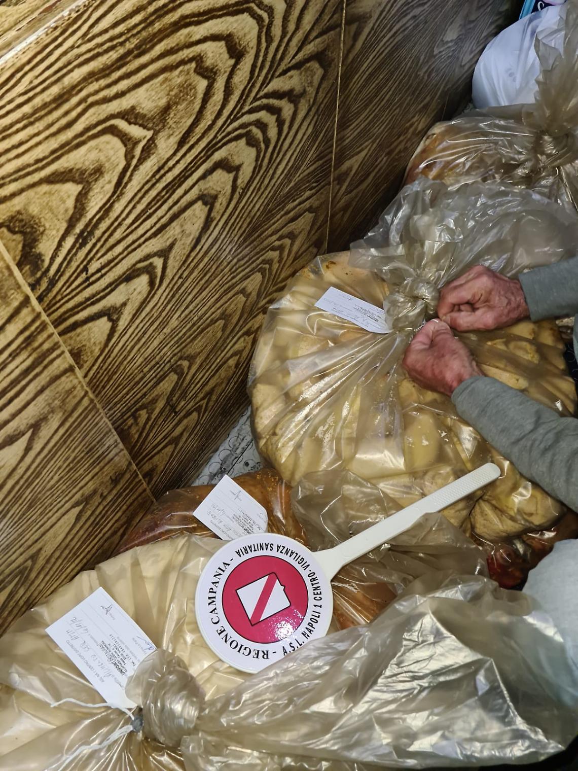 Controlli Asl sugli alimenti a Napoli, stop a 7 attività commerciali