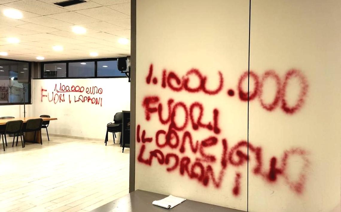 Ordine degli avvocati, si dimettono tre consiglieri: imbrattata la Camera penale