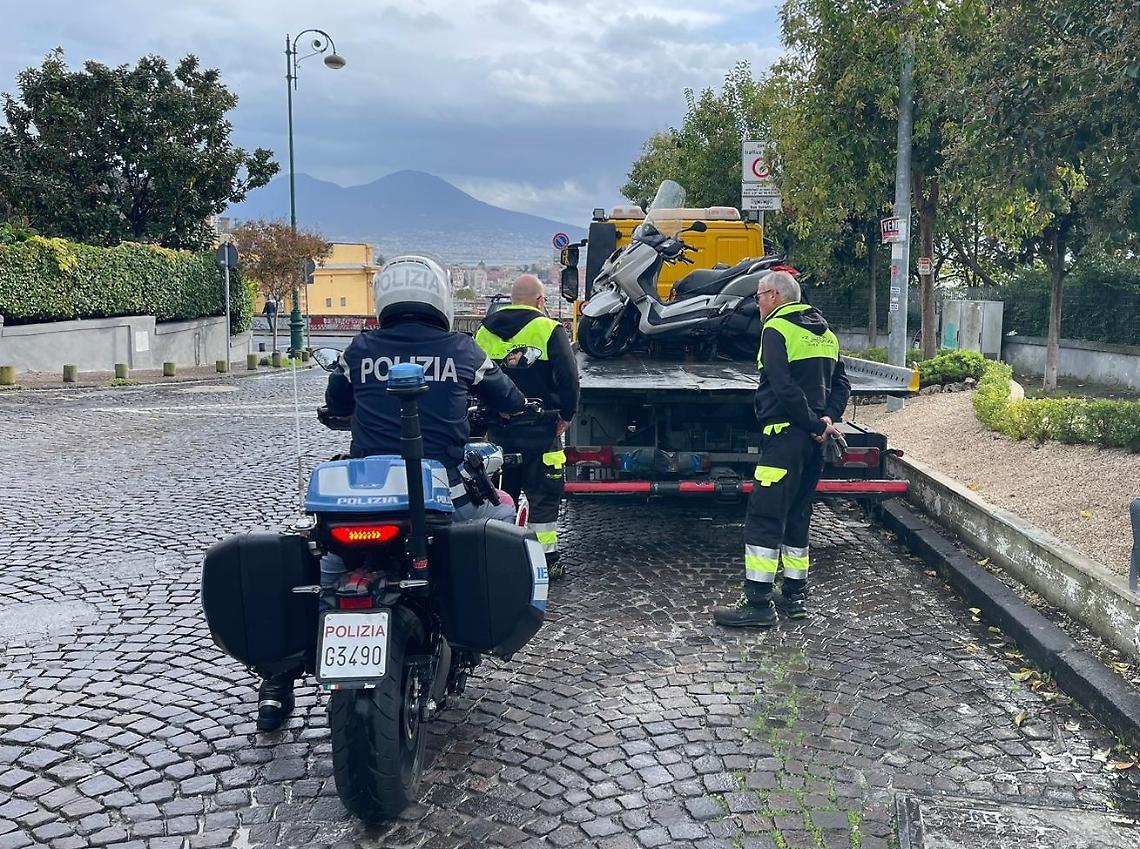 Rimossi 29 veicoli abbandonati al Vomero