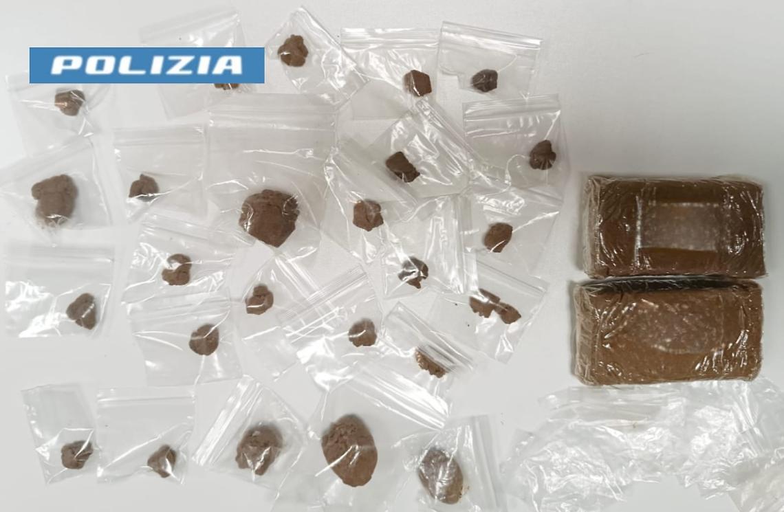 Sorpresi con armi e droga: arrestato un 19enne, denunciato un 22enne