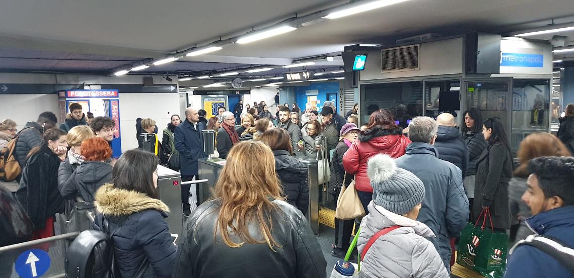 Linea 1 della metropolitana in tilt, treni fermi e caos alle stazioni