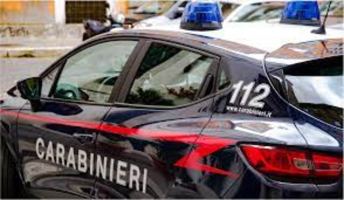 Picchiata dal compagno che tenta di strangolarla, invia sms al papà e arrivano i carabinieri