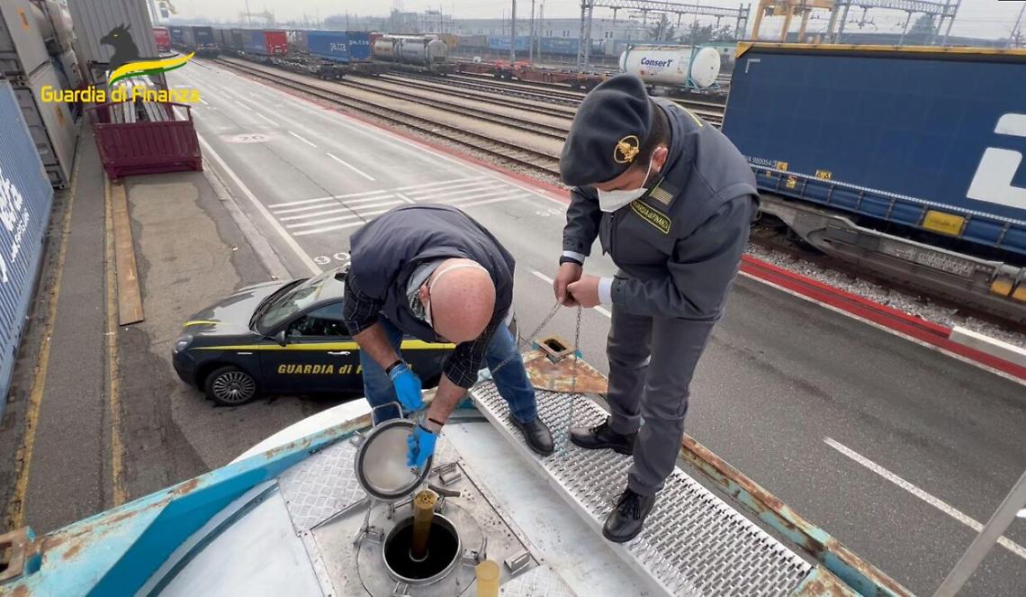 Gasolio a costo basso per evadere Iva, scatta il sequestro