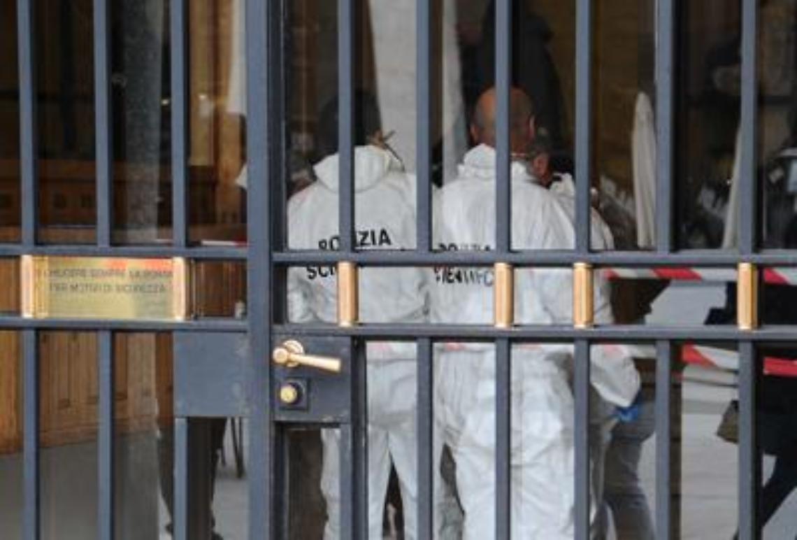 Decapitata nella tromba delle scale, giallo a Brescia